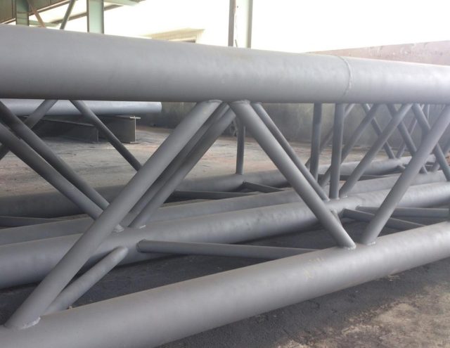 Space pipe trusses for long-span steel structures